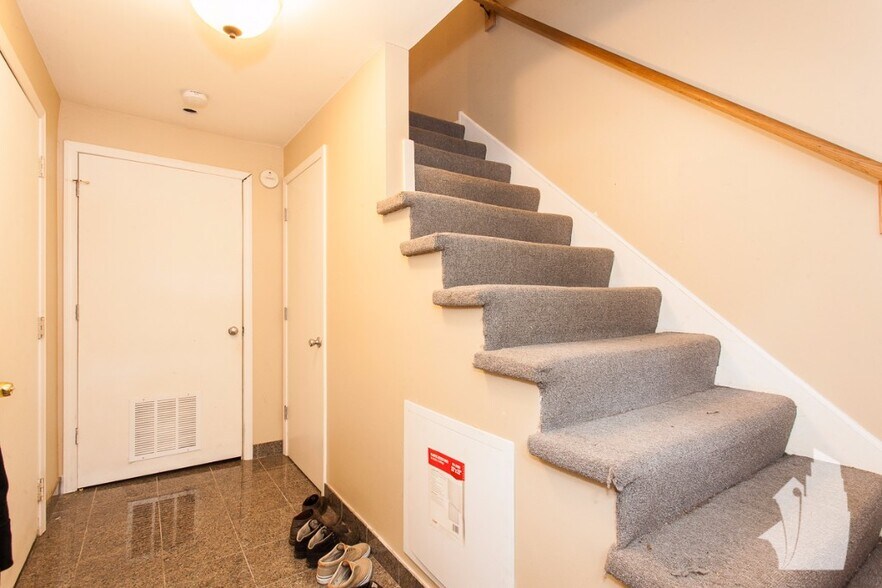 Building Photo - 616 N Paulina St