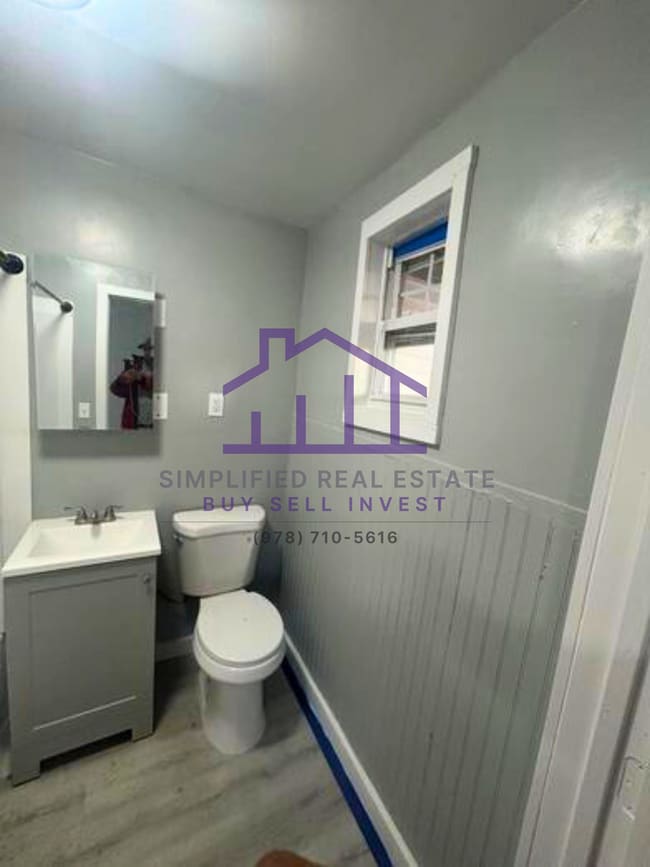 Building Photo - 418 River St