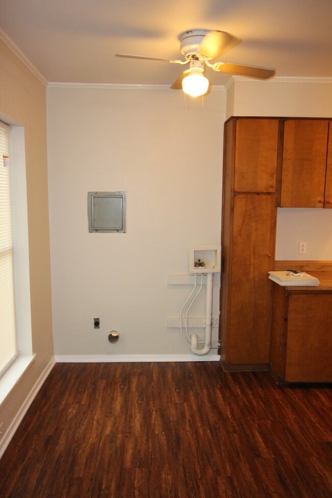 Building Photo - FOR LEASE! 1 BR - 1 BA - Frame House in We...