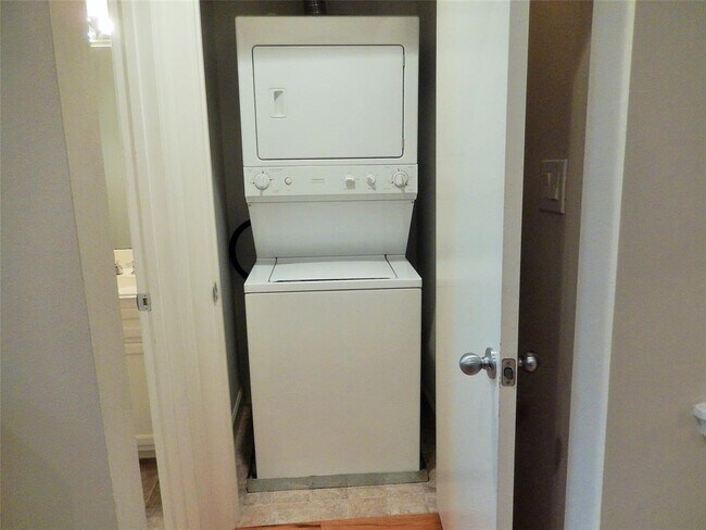 Building Photo - 11315 Main St