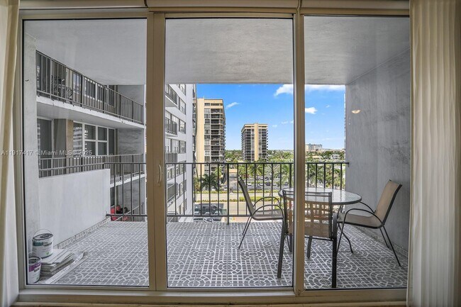 Building Photo - 2030 S Ocean Dr