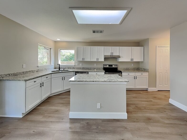 Building Photo - 8011 Manderly Pl