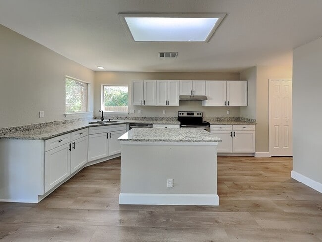 Building Photo - 8011 Manderly Pl