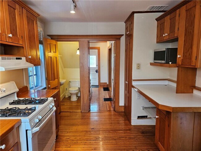 Building Photo - 10 Cherry St