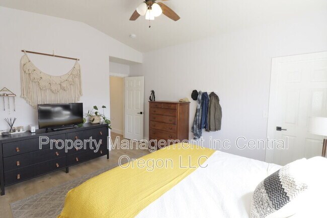 Building Photo - 908 NW Spruce Tree Pl