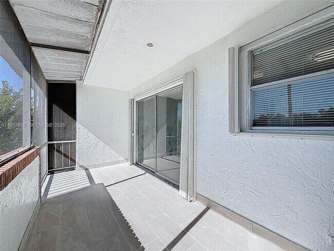 Building Photo - 1100 SE 4th Ave