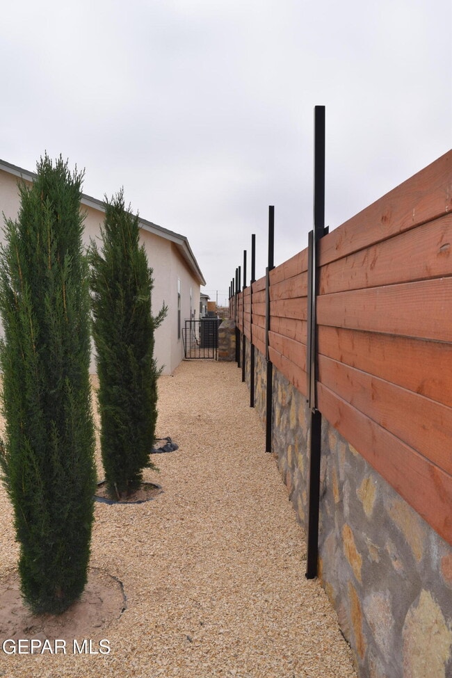 Building Photo - 355 Sol Ct