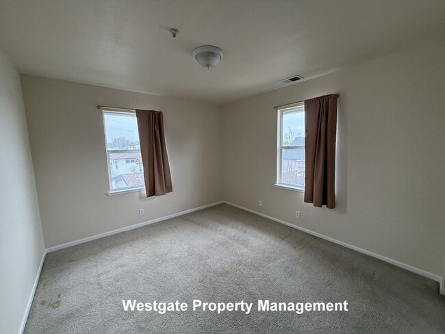 Building Photo - 821 B St