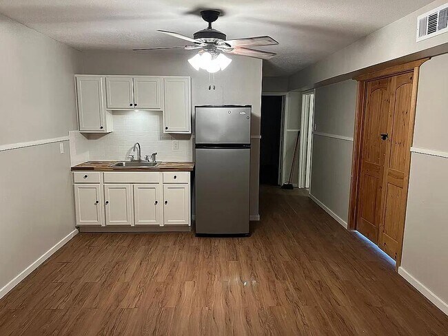 Building Photo - 3203 Bayou Dr