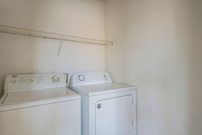Building Photo - 4 Bedroom home for rent