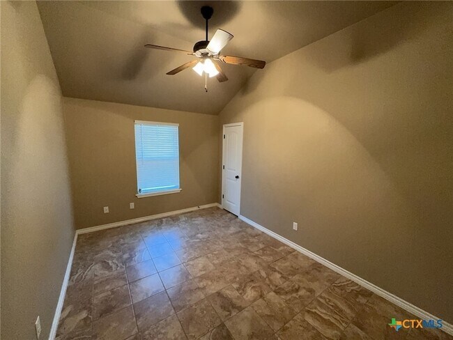 Building Photo - 406 Sladecek Dr