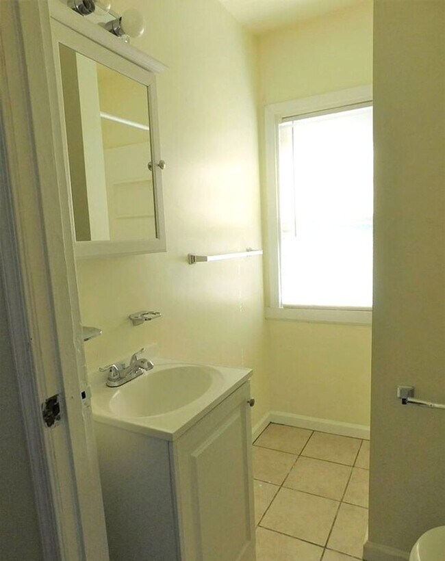 Building Photo - 1 bedroom/1 bathroom- Penniman Road
