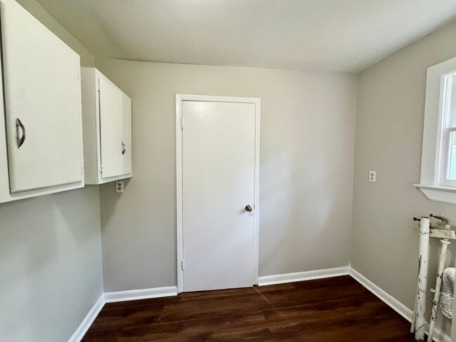 Building Photo - 1319 Laura Ave