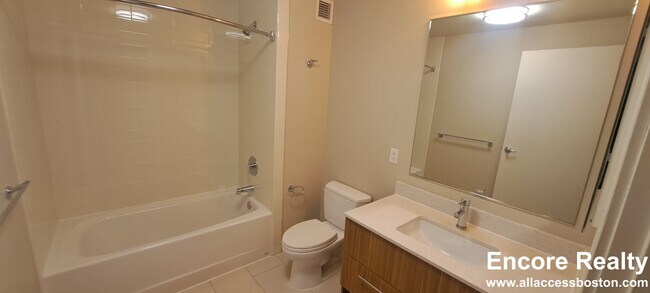 Building Photo - 665 Washington St