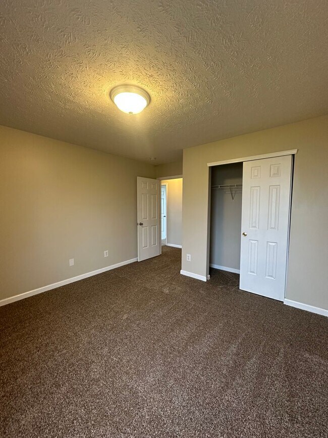 Building Photo - 4BR / 2BA Home in Middletown with Two Car Garage For Rent!