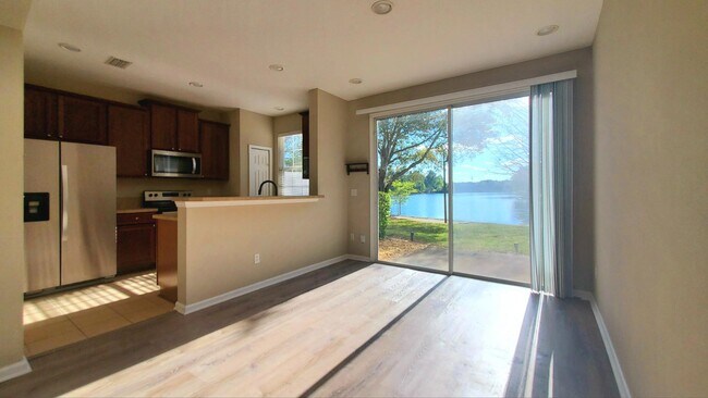 Building Photo - 3885 Buckthorne Dr