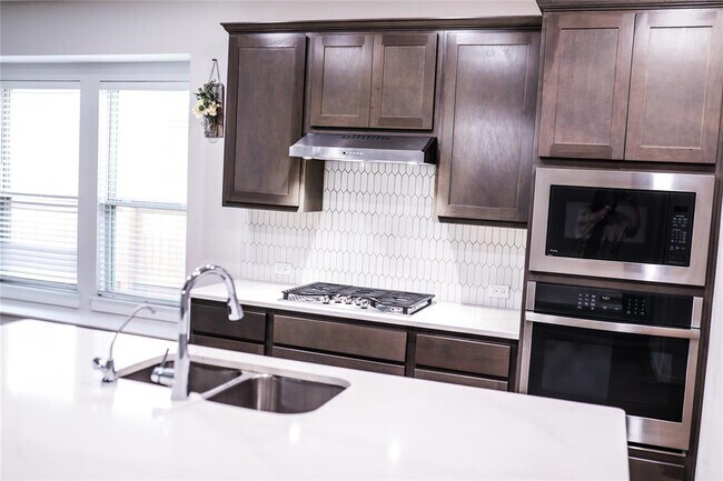 Building Photo - 112 Rosebush Dr