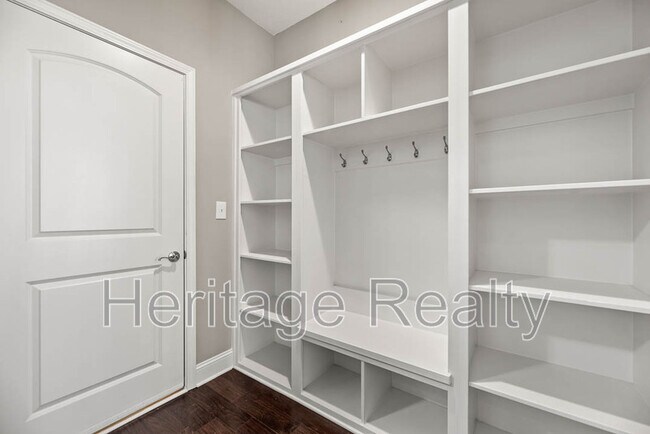 Building Photo - 925 Brookwood Ln