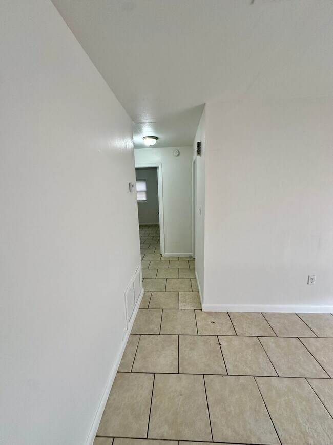 Building Photo - Charming 3-Bedroom, 1.5-Bathroom Home with Stunning Lake Views