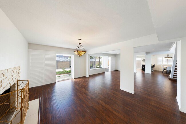 Building Photo - Gorgeous Cul-De-Sac Huntington Beach Home  — Biking Distance to the Beach!