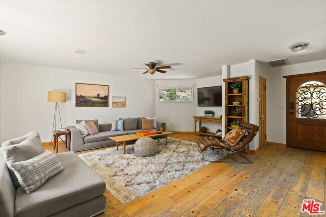 Building Photo - 2026 Topanga Skyline Dr