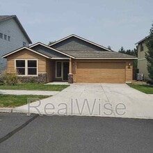Building Photo - 3006 NE Red Oak Dr