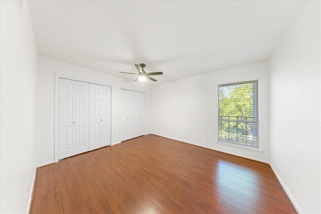 Building Photo - 6910 Hart Ln