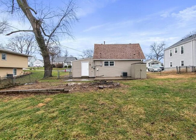 Building Photo - 3 Bedroom With Office And Fenced Yard