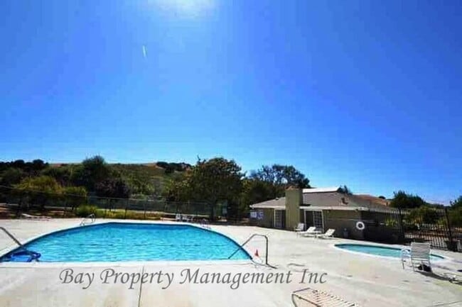 Building Photo - Rent Reduced! 3 bedroom Creekside townhouse, off Highway 68