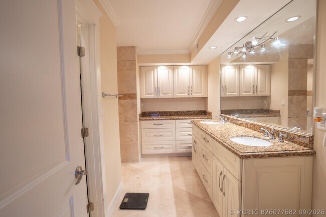 Building Photo - 1149 Hillsboro Mile