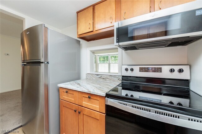 Building Photo - 7020 Carriage Hill Dr