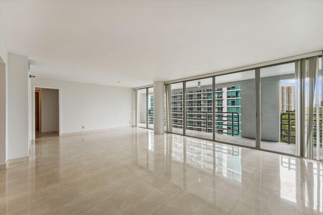 Building Photo - 2025 Brickell Ave