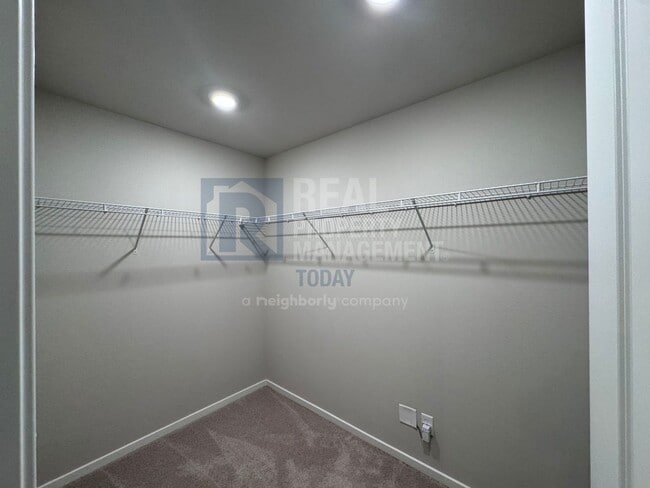 Building Photo - Spacious Modern 5-Bedroom Home with 3-Car ...