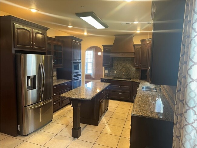 Building Photo - 4500 SW Swinton Dr