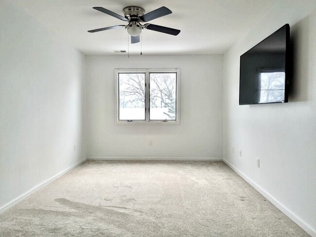 Building Photo - 253 Pinewood Cir