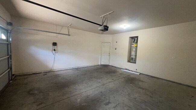 Building Photo - 689 Gateway Cir