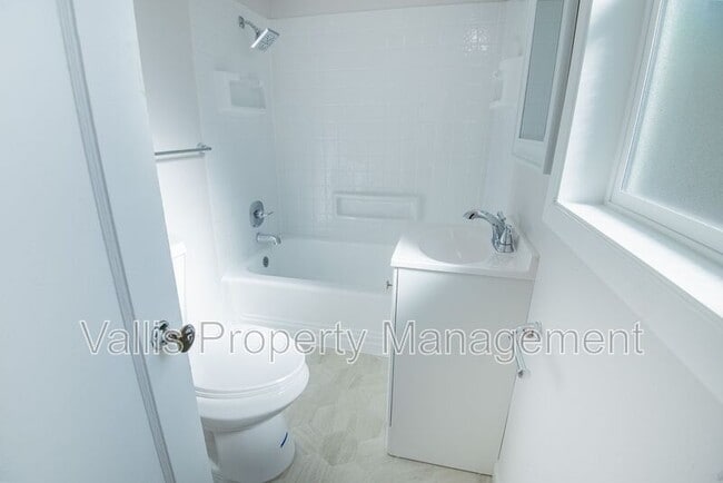 Building Photo - 526 19th St NE