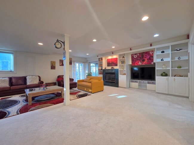 Building Photo - 1025 Rosewood Dr