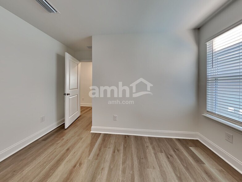 Building Photo - 110 Trevino Dr