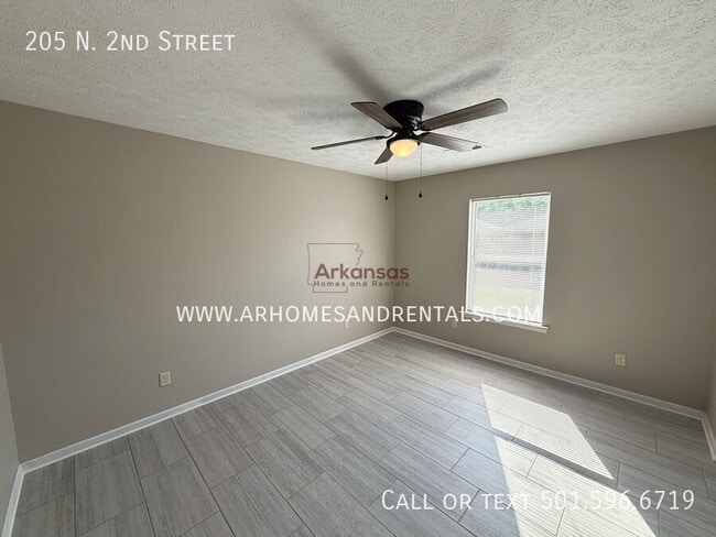 Building Photo - 205 N 2nd St