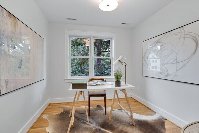 Building Photo - "Luxurious 6-Bed, 6-Bath Arlington Retreat...