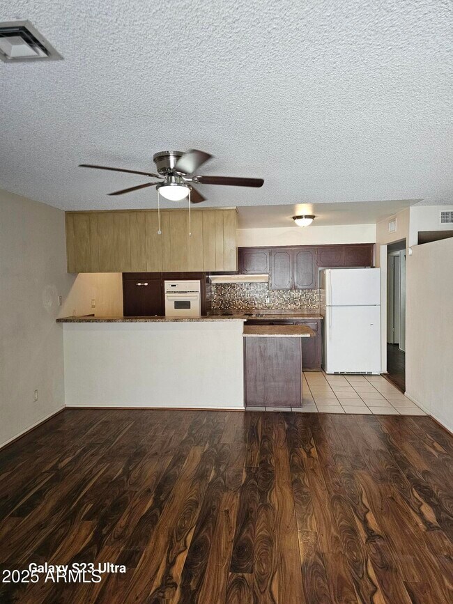 Building Photo - 1407 E Del Rio Dr