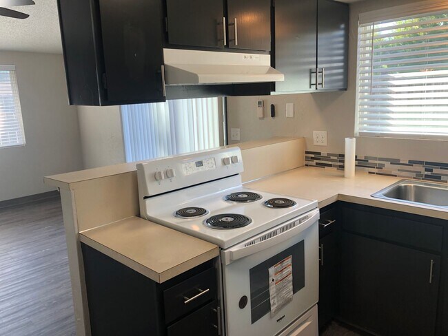 Building Photo - Updated 2 bedroom 1.5 bathroom duplex!