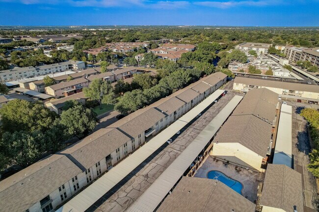 Building Photo - 5814 Sandhurst Ln