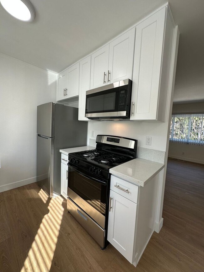 Primary Photo - 2 Bed 1 Bath in the Beautiful Redondo Beac...