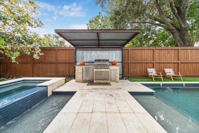 Building Photo - 1136 Woodland St