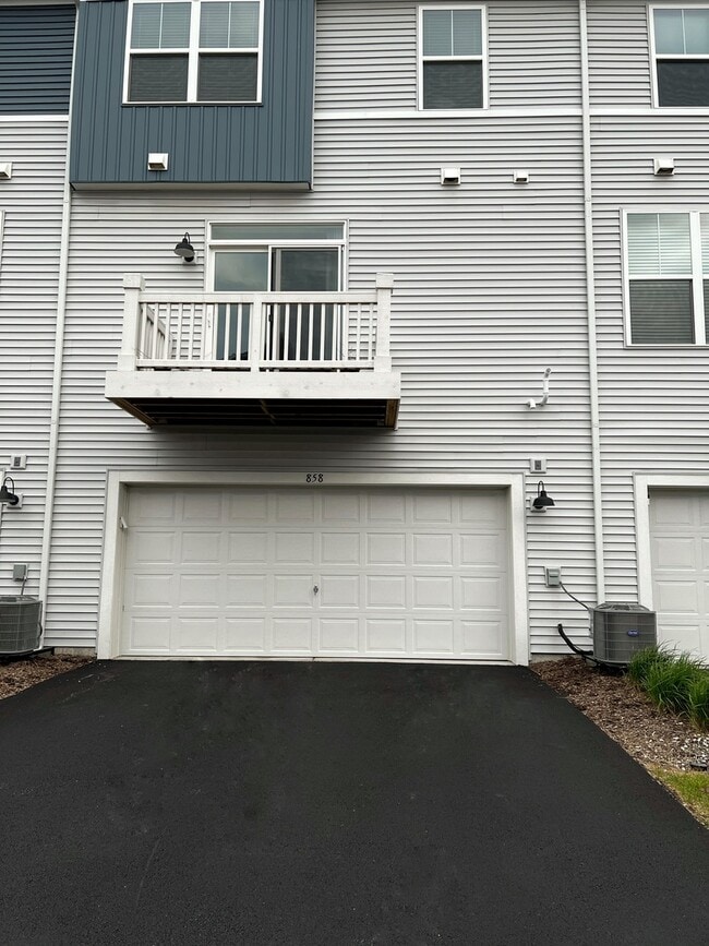 Building Photo - 858 Finley Dr