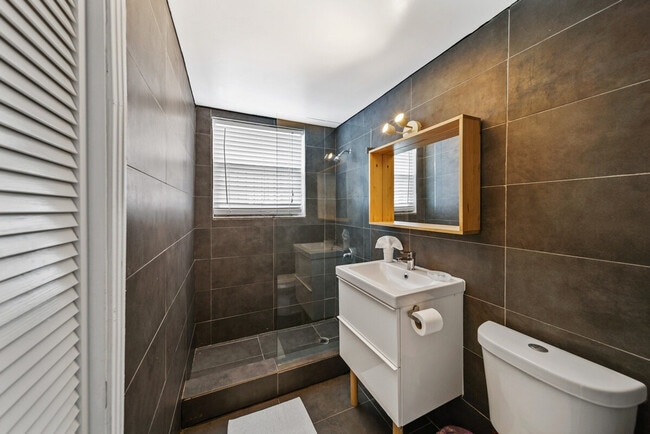 Building Photo - 142 Bay Rd