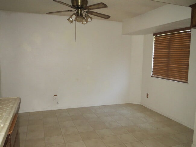 Building Photo - Well taken care of home in the heart of Clovis.