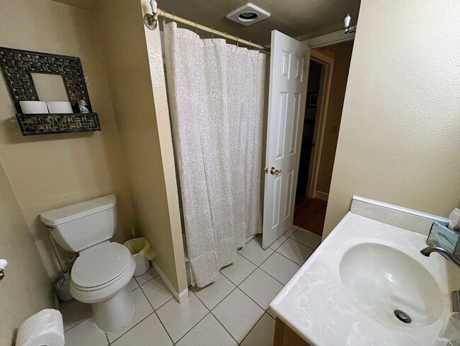 Building Photo - Cozy unit close to skiing!